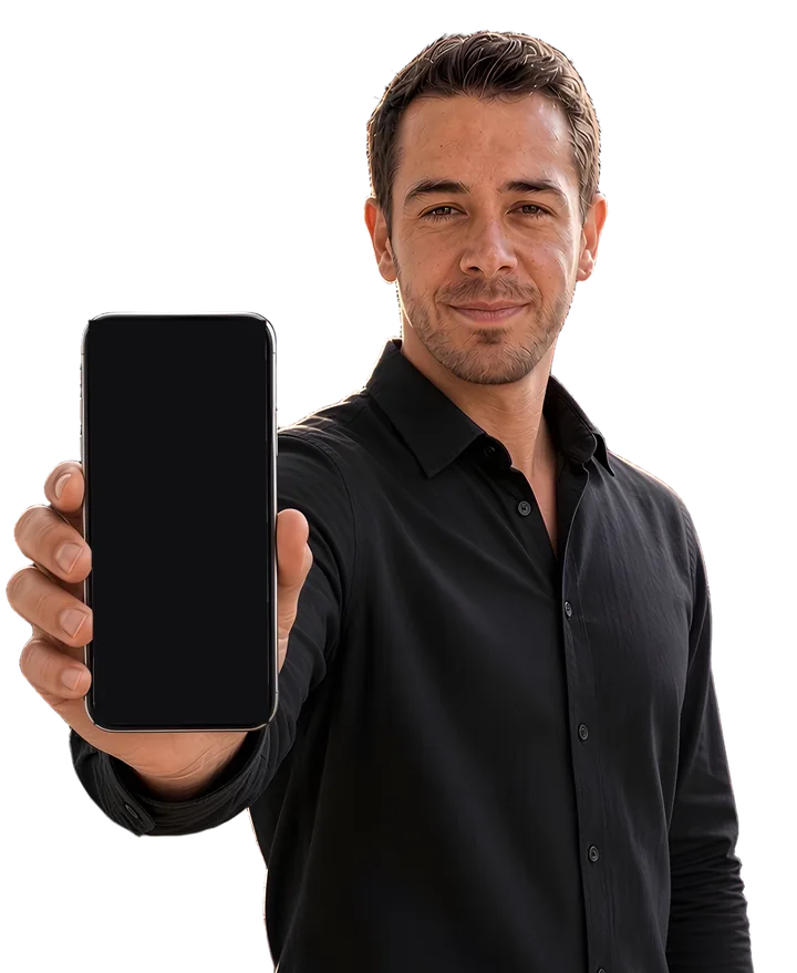 Simon Matthies hält ein Smartphone mit einer Beispiel-Website in die Kamera