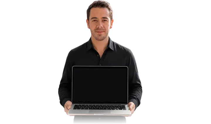 Simon Matthies hält einen Laptop mit einer Website in die Kamera